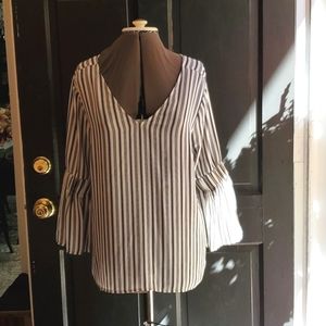 NWOT DR2 Beautiful Bell Sleeve Top